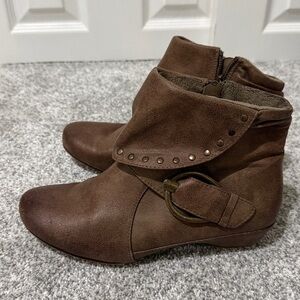 Women’s Bare Traps Sheila Wedge Boots 7.5M GUC Casual Citylife